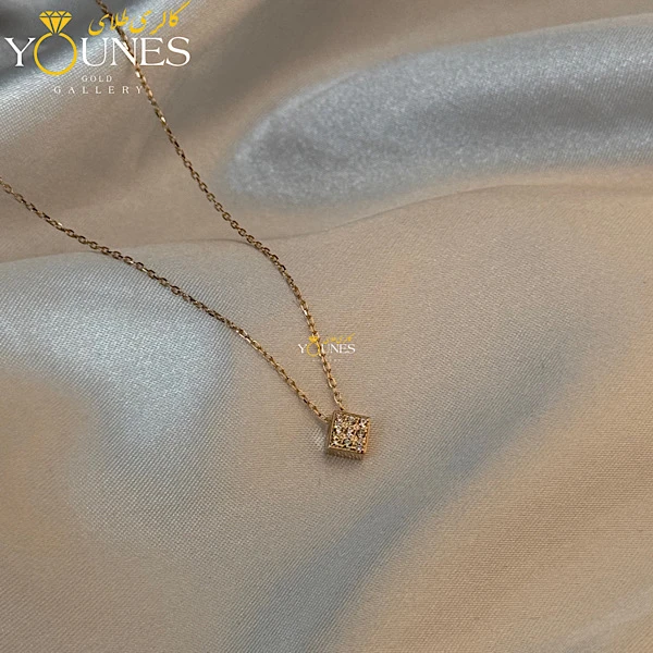 تصویر دوم گردنبند طلا مربعی نگین